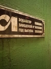 Do tehdejší stanice metra Moskevská byly ruské eskalátory instalovány v roce 1985
