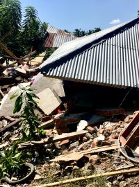 Otřesy půdy o síle sedmi stupňů zničily tisíce budov. Úřady předpokládají, že více než 20 000 lidí ztratilo své domovy.