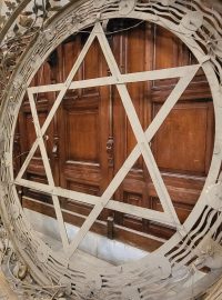 Jeden ze židovských symbolů uvnitř káhirské synagogy
