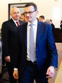 Premiér Mateusz Morawiecki s ministry na jednání polského kabinetu