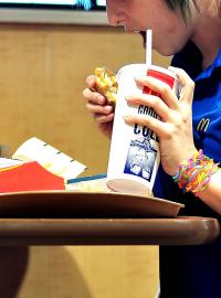 McDonald&#039;s se rozhodl, že ve Velké Británii a Irsku upustí od plastových brček.