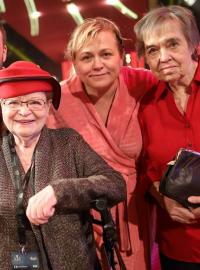Osmdesátiletá Eva se s kamarádkou Růženkou podívaly na natáčení StarDance České televize.