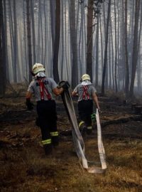 Během pondělního požárního útoku se podařilo hasičům plochu požářiště zmenšit z 1060 hektarů na 606