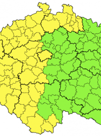 Mapa rozšířené výstrahy meteorologů z ČHMÚ - platí pro východní, severovýchodní území a západní polovinu Čech
