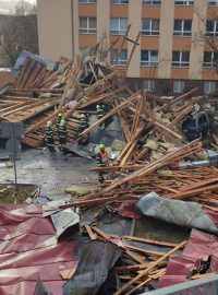 Hasiči zasahují u trosek střechy finančního úřadu v Ostrově na Karlovarsku