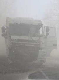 U obce Maków Mazowiecký 80 kilometrů od Varšavy kvůli snížené viditelnosti bouraly dva kamiony a tři osobní automobily