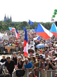 Pódium stojí čelem k Pražskému hradu