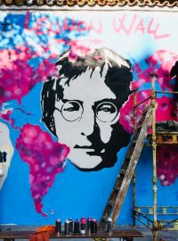 Nová podoba Lennonovy zdi v listopadu 2019. Lennonova zeď patřila roky k jednomu ze symbolů Prahy