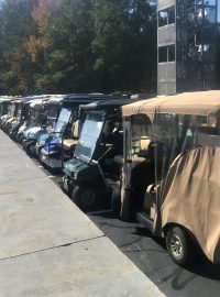 Zaparkované golfové vozíky v Peachtree City