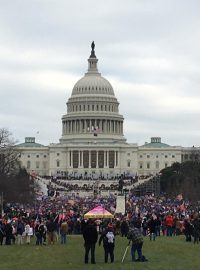 Budova Kapitolu v obležení protestujicích