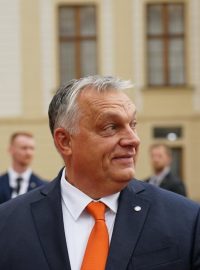 Maďarský premiér Viktor Orbán rychle prošel kolem novinářů