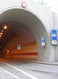 Tunel Mrázovka, vjezd z Radlické ulice.