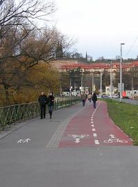 Cyklostezka v pražském Podolí.