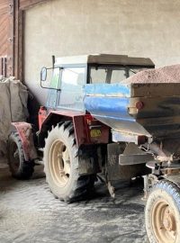 Traktor s hnojivem