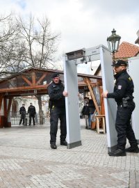 V pondělí v poledne policisté odstranili většinu bezpečnostních rámů