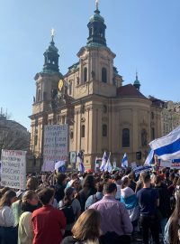 Protiputinovští protestující u kostela sv. Mikuláše na Staroměstském náměstí