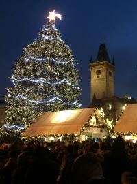 Vánoční trhy a vánoční strom na pražském Staroměstském náměstí