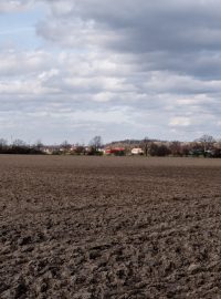 Pole s výhledem na Věřňovice, kam by mohla zasahovat plánovaná gigafactory.