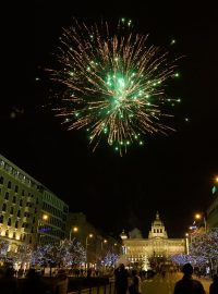 Podle záchranářů byly letošní silvestrovské oslavy v Praze nebývale klidné, vyjížděli &quot;pouze&quot; k 255 případům, což je asi o padesát méně než loni.