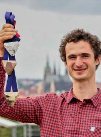 Adam Ondra s kompletní sbírkou medailí z letošního mistrovství Evropy