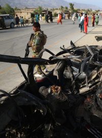Afghánský voják hlídá u místa výbuchu bomby na předměstí Džalálábádu, který 21. července 2021 zabil několik civilistů