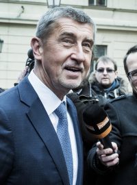 Premiér Andrej Babiš (ANO) před Úřadem vlády