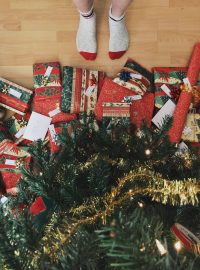 Vánoční dárky pod stromečkem. Někteří Češi se kvůli nim zadlužují.