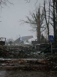 Také příjezdová cesta na letiště a jeho okolí jsou plné sutin a trosek