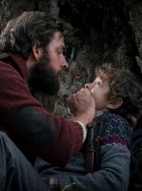 John Krasinski a Noah Jupe ve filmu Tiché místo