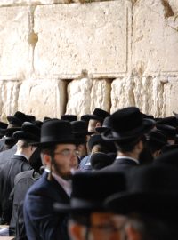 Židé u Zdi nářků v Jeruzalémě