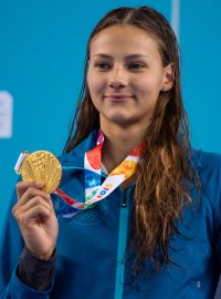 Barbora Seemanová se zlatou medailí za vítězství na trati 50 metrů volným způsobem
