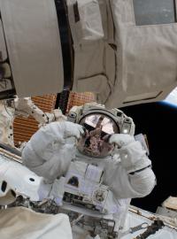 Astronaut z ISS při výstupu do kosmu (ilustrační foto)