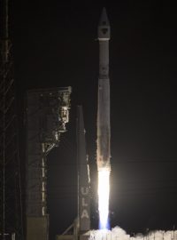 Start rakety Atlas V, která nese vesmírnou sondu Lucy.