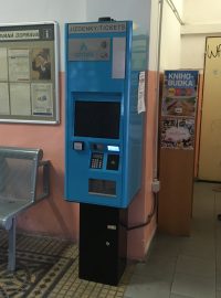 Automat Arriva na nádraží v Hostivici.