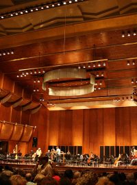 Domovská scéna filharmonie - Avery Fisher Hall v newyorském Lincoln Center.