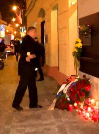 Premiér Andrej Babiš položil kytici k pamětní desce na Národní třídě v Praze těsně po půlnoci 17. listopadu, brzy ráno pak odjel do Švýcarska za synem