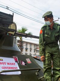 Protesty ve městě Rangún po vojenském převratu v únoru 2021