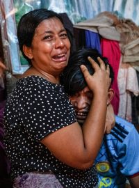 Rodina oplakává smrt příbuzného, který byl zabit během protestů v Barmě