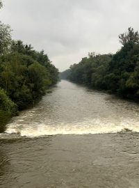 Bečva pod mostem v Juřince - vpravo mezi stromy pod jezem je výpusť z rožnovské Tesly