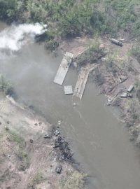 Ukrajinci zničili pontonové mosty přes řeku Severní Doněck u Bilohorivky v Luhanské oblasti a připravili ruské síly o velké množství vojenské techniky.