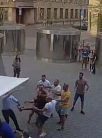 Skupina sedmi mužů napadla v Praze za nákupním centrem Quadrio číšníka, který následně skončil v nemocnici