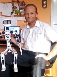 Robotí stopařka Matylda se svým konstruktérem a duchovním otcem Michalem Seidlem.