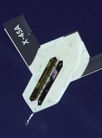 Boeing X-45, americký bojový bezpilotní letoun, který měl coby koncept předznamenávat novou generaci zcela autonomní vojenské letecké techniky.