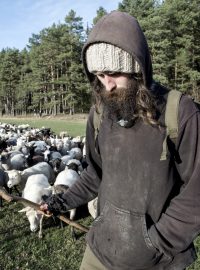 První noc pastevci přespali u přátel ve zděném domě, druhou noc pod širákem. Letos nejsou po cestě otevřené hospody, tak si zásoby na den nesli sebou.