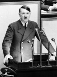 Nacistický vůdce Adolf Hitler při projevu v Reichstagu (ilustrační foto)