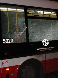 Policisté v Praze pátrají po pachateli, který poškodil tramvaje a autobus. Mohl střílet ze vzduchové pistole