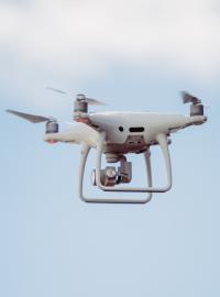 Policie využívá ke sledování drony (ilustrační foto)