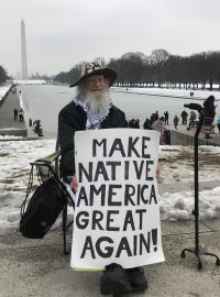 Varianta na heslo současného prezidenta USA Donalda Trumpa.