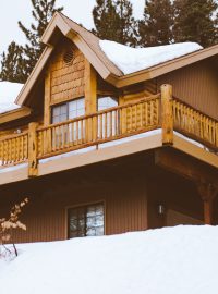 Přátelé se rozhodli strávit volno na lyžování v apartmánu nabízeném přes Airbnb. Jeho majitelka ale ubytování na poslední chvíli zrušila kvůli původu zákazníků.