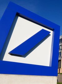 Loga bankovních domů Deutsche Bank (vlevo) a Commerzbank